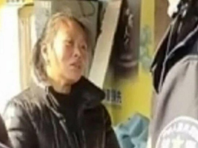 Bạn trẻ - Cuộc sống - Nhặt được điện thoại nhưng không chịu trả, "bà thím" có hành động khiến cảnh sát "tức điên"