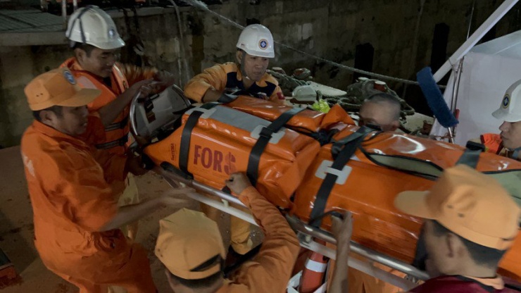 Đảo Cù Lao Chàm bị cô lập, lực lượng cứu nạn hàng hải ứng cứu hai bệnh nhân tiên lượng xấu. Ảnh: MRCC