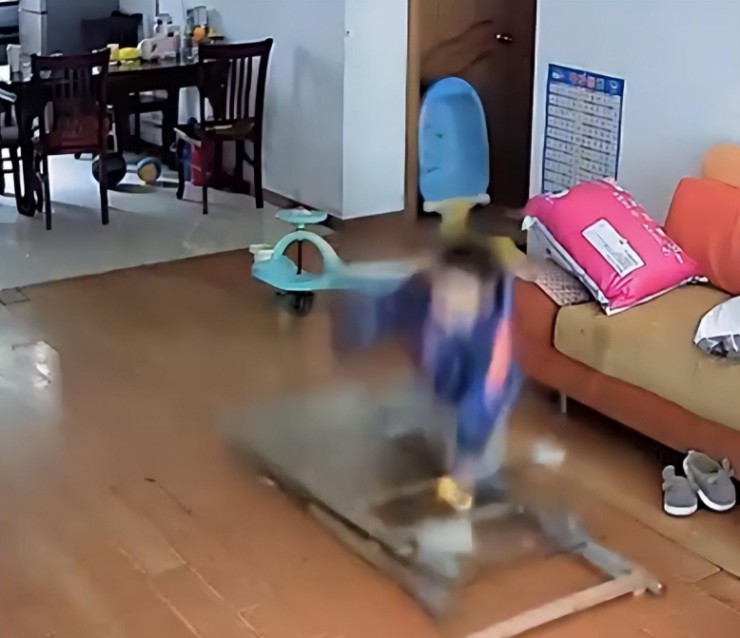 Mẹ ngồi trong phòng bỗng nghe tiếng động lớn, ra kiểm tra thì ôm con trai bật khóc - 2