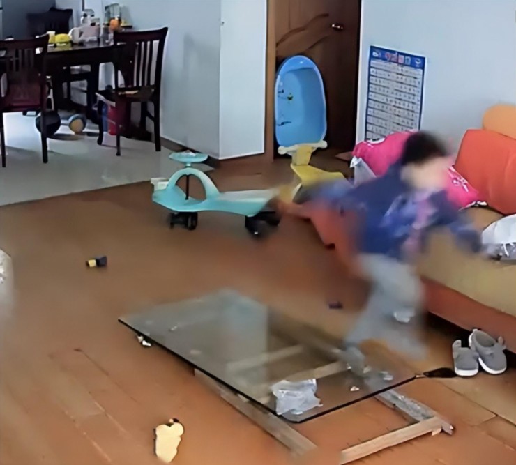 Mẹ ngồi trong phòng bỗng nghe tiếng động lớn, ra kiểm tra thì ôm con trai bật khóc - 3