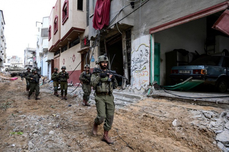 Binh sĩ Israel hoạt động tại quận Shajaiya (TP Gaza) ngày 8-12. Ảnh: REUTERS