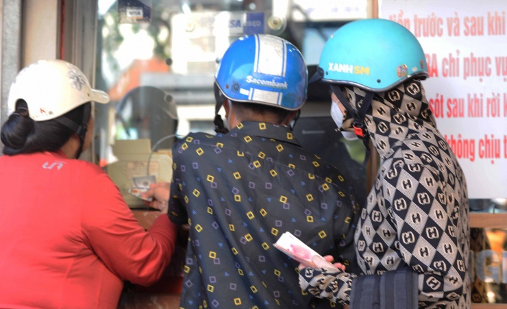 Chen đổi ngoại tệ tại khu vực chợ Bến Thành (quận 1).