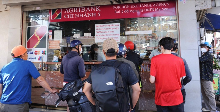 Nhiều người Việt Nam cũng đi đổi ngoại tệ và chia sẻ: "Các cửa hàng đổi ngoại tệ có chính sách tốt trong dịp đón năm mới 2024".