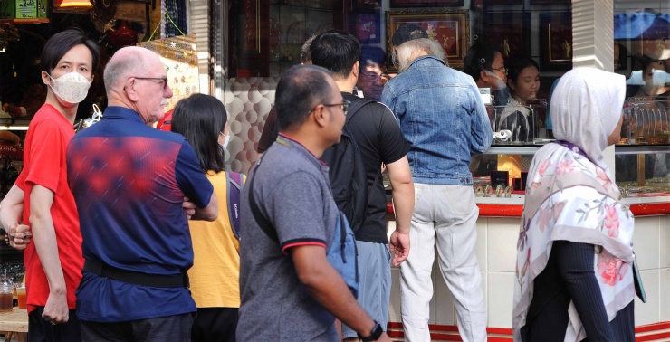 Các tiểu thương cho biết sau đêm Giáng sinh, số lượng người đổi ngoại tệ đông bất thường.