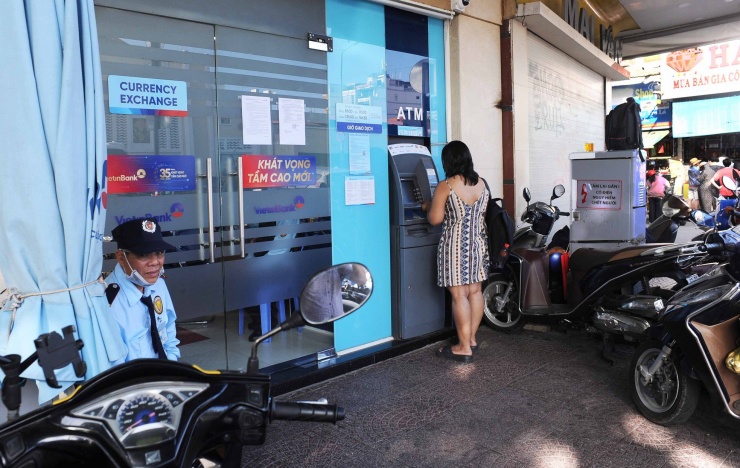 Theo quan sát của phóng viên, các cửa hàng thu đổi ngoại tệ thuộc hệ thống ngân hàng làm việc theo giờ hành chính nên khá thưa vắng so với các cửa hàng tư nhân.