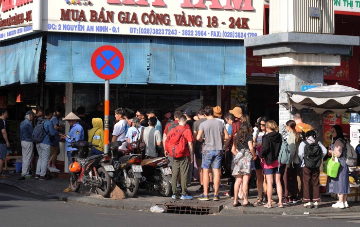 Năm 2024, Sở Du lịch TPHCM đặt mục tiêu đón khoảng 6 triệu lượt khách quốc tế và 38 triệu lượt khách nội địa. Tổng thu du lịch dự kiến là 190.000 tỷ đồng. ( Trong ảnh: Du khách và người dân xếp hàng chờ đổi ngoại tệ tại một cửa hàng trước chợ Bến Thành sáng 25/12).