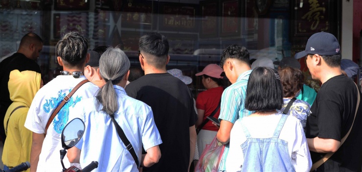 Nhiều du khách nói: "Sau một đêm Noel vui vẻ với nhiều hoạt động giải trí, sáng nay đi đổi ngoại tệ để tiếp tục hành trình khám phá Việt Nam".