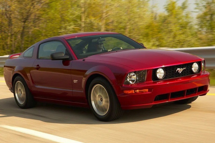 Chiếc ô tô cũ này có động cơ V8. Ảnh: Carbuzz.