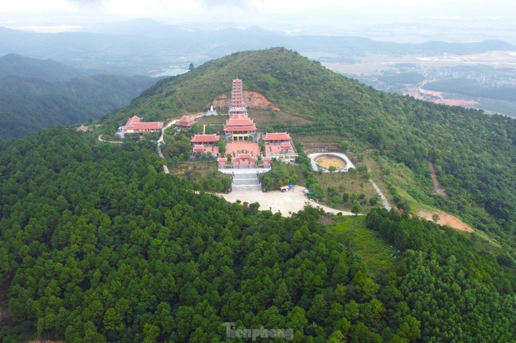Hùng vĩ ngôi chùa trên đỉnh núi thiêng ở Nghệ An - 1