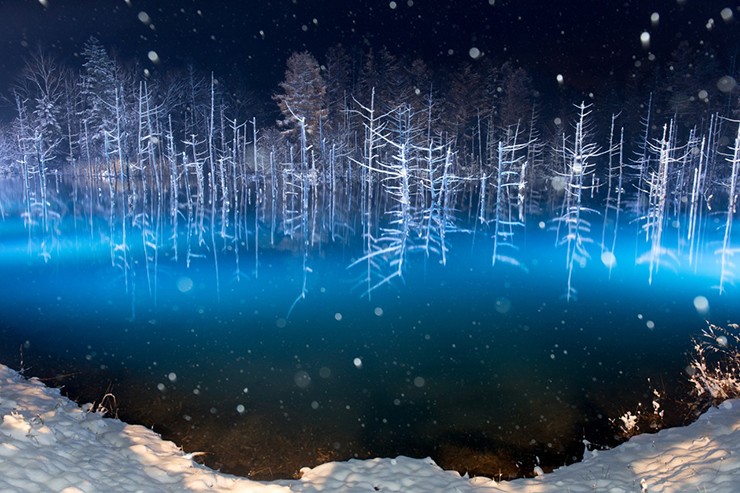 Hồ Hirogane thị trấn Biei, Hokkaido có màu xanh lục vào mùa xuân, xanh nhạt vào mùa hè nhưng vào mùa đông mặt hồ đóng băng trắng xóa.
