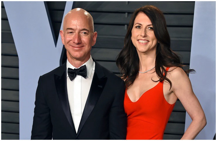 Tỷ phú Jeff Bezos từng khiến nhiều người ngưỡng mộ khi nói rằng ông thích rửa bát cho vợ và ở bên cạnh gia đình.
