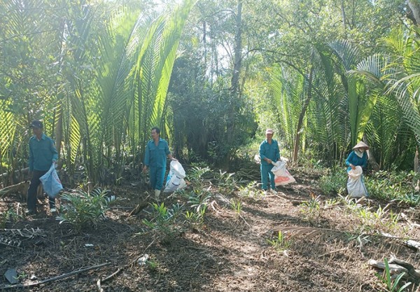 Ngoài đi tuần rừng, người giữ rừng còn lượm rác, làm vệ sinh sạch sẽ khu vực mình phụ trách.