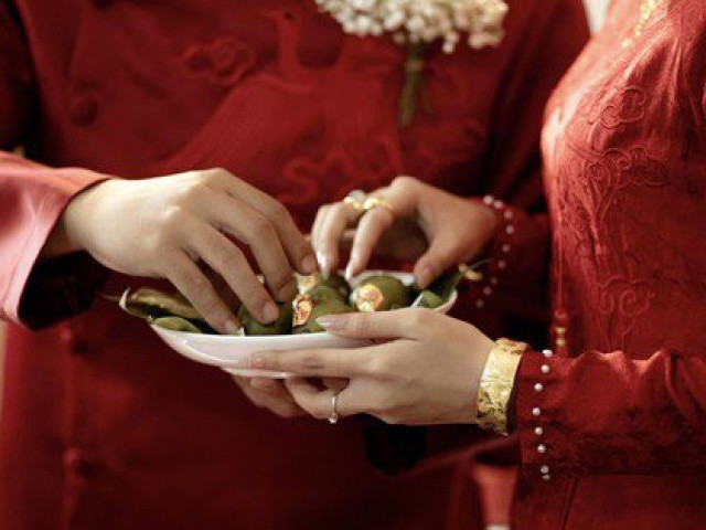 Con dâu không cười nổi trong đám cưới vì một hành động của bố mẹ chồng
