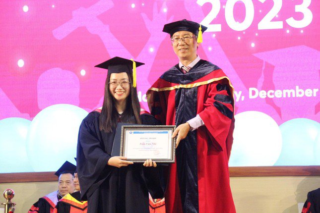 Trần Vân Nhi tự hào về danh hiệu thủ khoa tốt nghiệp khối ngành Khoa học Kỹ thuật, trường ĐH Quốc tế (ĐHQG TP. HCM). (Ảnh: NVCC)