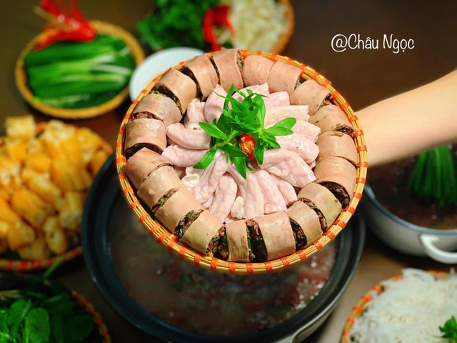 Món lẩu cháo lòng được nhiều người ưa chuộng vì dễ ăn.