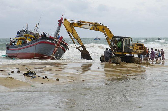 Trục vớt 1 tàu cá của ngư dân Phú Yên gặp nạn