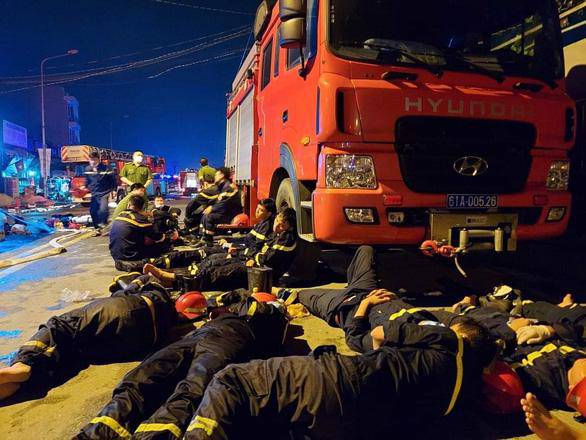 Lực lượng PCCC &amp; CNCH kiệt sức sau khi tham gia tìm kiếm thi thể nạn nhân trong vụ cháy quán karaoke An Phú