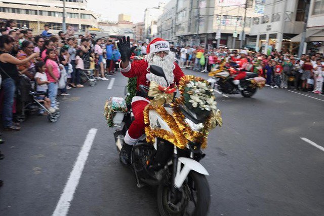 Cảnh sát giao thông Peru hóa trang thành ông già Noel lái xe ở Lima hôm 19-12. Ảnh: Reuters