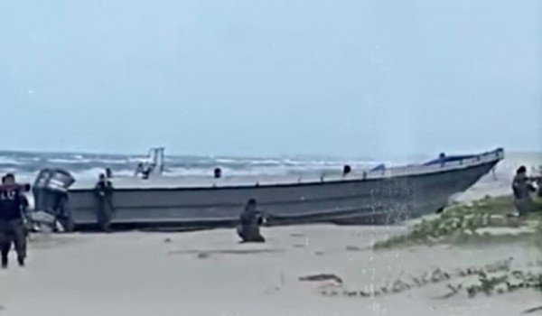Binh lính bao vây chiếc thuyền được cho là chở ma túy.