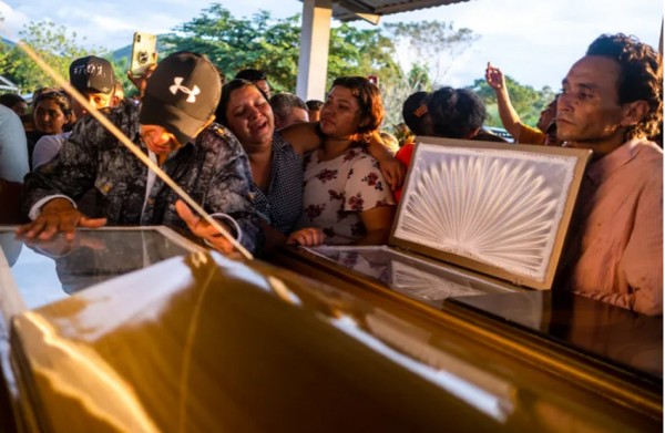 Thân nhân bên cạnh linh cữu của người bị trực thăng bắn chết.