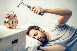 Vì sao “ráng ngủ thêm 5 phút” là thói quen đáng báo động?
