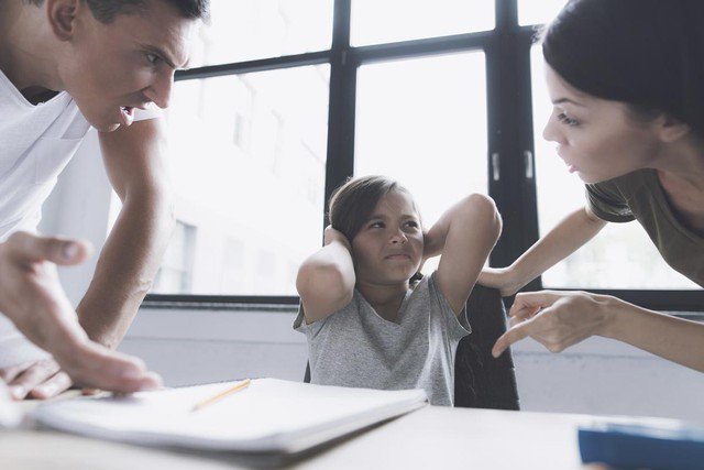 Cách bày tỏ sự thất vọng với con cái khi làm sai một hoặc vài vấn đề nào đó sẽ làm cho các bé rơi vào trạng thái hoang mang, lo lắng. Ảnh minh họa: shutterstock