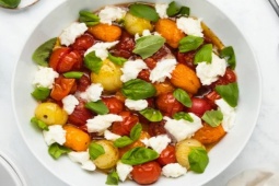 Ẩm thực - Giải ngấy những bữa tiệc cuối năm với món salad cà chua nướng siêu dễ làm