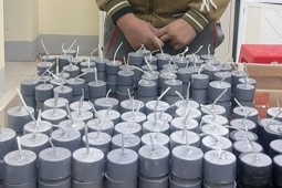 Pháp luật - Đang đưa 103 quả pháo nổ “khủng" tự chế đi tiêu thụ thì bị bắt giữ