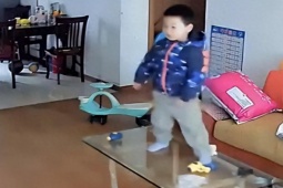 Giáo dục - du học - Mẹ ngồi trong phòng bỗng nghe tiếng động lớn, ra kiểm tra thì ôm con trai bật khóc