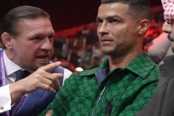 Đàn ông - Phản ứng "bất lực" của CR7 khi ngồi cạnh ngôi sao nói chuyện không ngừng gây bão MXH