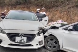 Tin tức trong ngày - Clip: Xe hoa đám cưới gặp nạn “kẹp bánh mỳ” giữa ô tô con và xe 16 chỗ