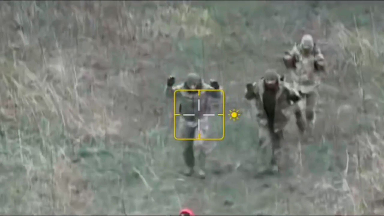 UAV Nga giúp áp&nbsp;giải các binh sĩ Ukraine đầu hàng.
