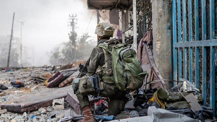 Một binh sĩ Israel hoạt động tại Dải Gaza ngày 22-12. Ảnh: AFP