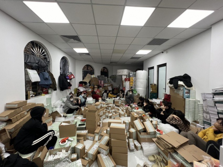 Các nhân viên đóng hàng từ các đơn đã chốt trong phiên livestream trước đó. ẢNH: Tổng Cục QLTT