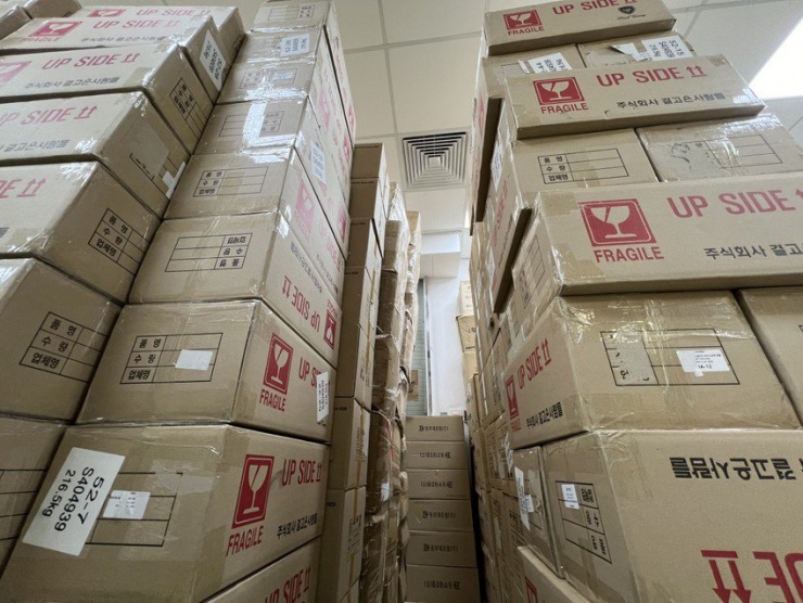 Quản lý kho chưa xuất trình giấy tờ chứng minh hợp pháp của hàng hóa. ẢNH: Tổng Cục QLTT