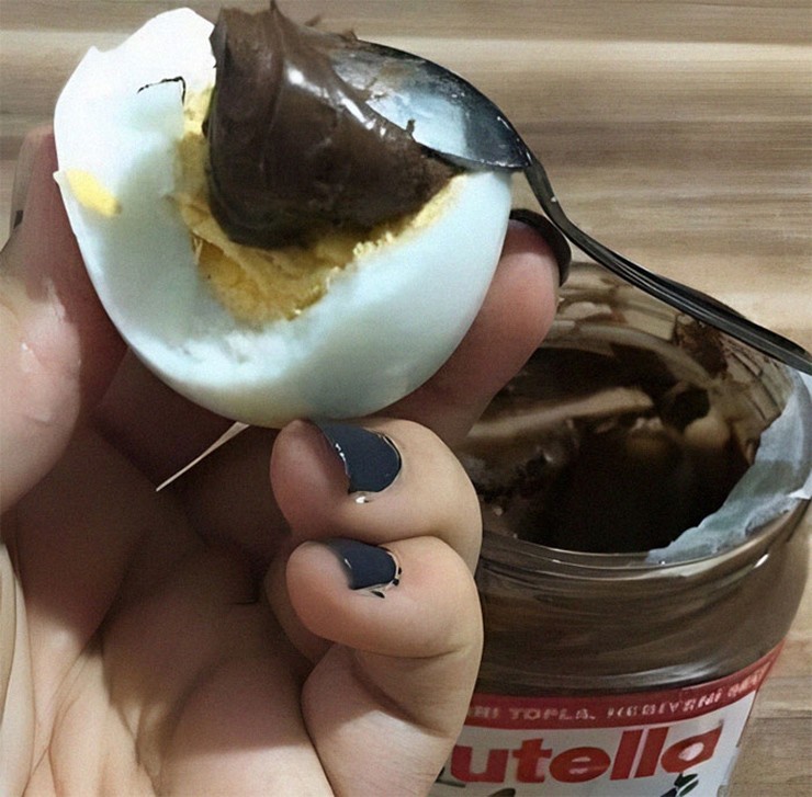 Chẳng ai ăn sốt nutella với trứng luộc bao giờ cả.
