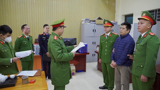 Cơ quan chức năng đọc lệnh khởi tố, bắt tạm giam ông Nguyễn Văn Toản. Ảnh: Công an cung cấp