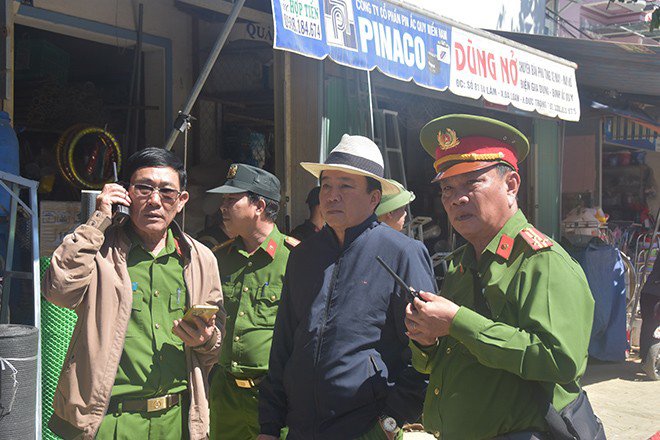 Đại tá Đinh Kim Lập (giữa) trực tiếp chỉ đạo khám xét. Ảnh PV01.