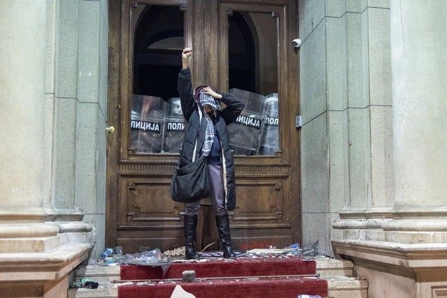 Người biểu tình đứng bên ngoài cửa tòa thị chính trong cuộc biểu tình hôm 24-12. Ảnh: Reuters