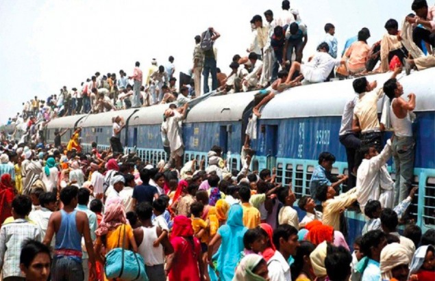 Cảnh đông đúc trên một tuyến tàu ở Ấn Độ. (Anh: NDTV)