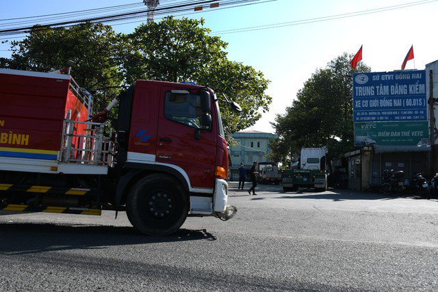 Một chiếc xe vào đăng kiểm, trong khi bên trong trung tâm các xe khác vẫn đang chờ tới lượt