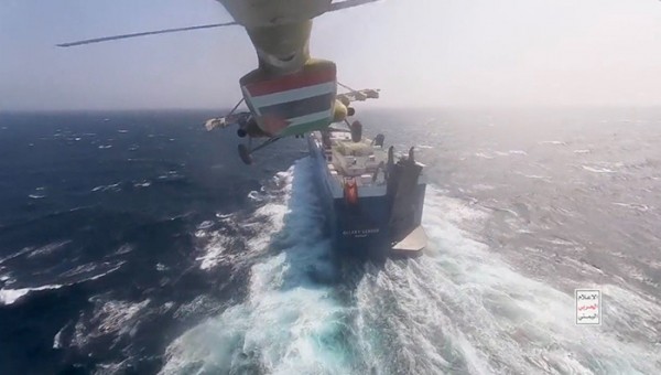 Trực thăng quân sự của Houthi áp sát một tàu hàng.