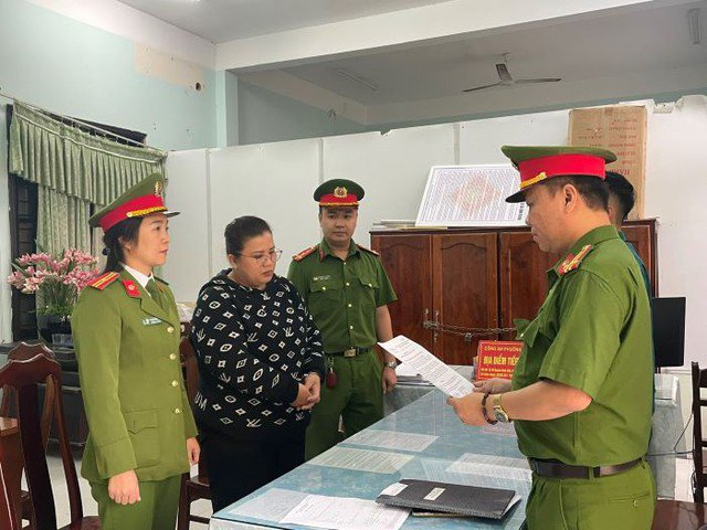 Cơ quan CSĐT đọc lệnh khởi tố bị can, bắt tạm giam đối với bà Lê Thị Ngân Hà Ảnh: Công an Quảng Nam