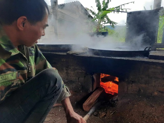Đang ngồi nhóm lửa, anh Bùi Đình Quyết (41 tuổi, ngụ thôn 5, xã Thọ Điền, huyện Vũ Quang), cho biết năm nay ước tính gia đình sẽ sản xuất được khoảng 2 tấn mật mía.