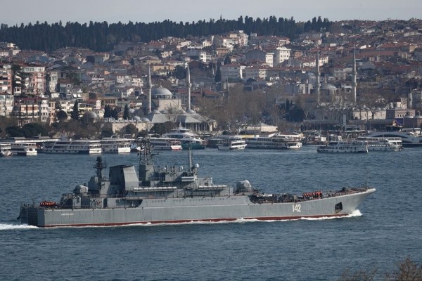 Tàu&nbsp;Novocherkassk khi di chuyển qua eo biển Bosphorus cách đây vài năm. Ảnh: Reuters