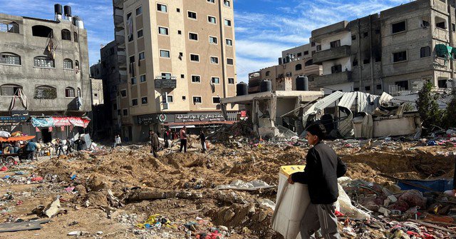 Bệnh viện Gaza thiệt hại sau một chiến dịch của Israel. Ảnh: Reuters