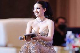 Thời trang - Nữ MC có “đường cong bốc lửa" diện xuyên thấu hút mọi ánh nhìn