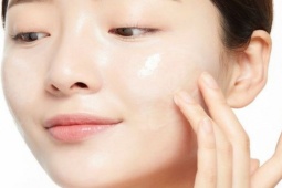 Làm đẹp - Những thứ trong mỹ phẩm quen thuộc có thể "hút cạn" nước trên làn da