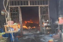 Tin tức trong ngày - Cháy 2 căn nhà, mẹ bị bỏng vì cố "cứu" sách vở của con