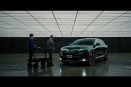 Tin tức ô tô - VinFast tung video quảng cáo VF 8 "xịn" như phim hành động